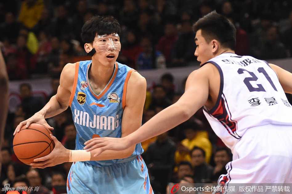 新疆队内线高塔林立，周琦与李慕豪在禁区展开直接对话，两人长臂如林，在空中为篮板球展开激烈争夺。