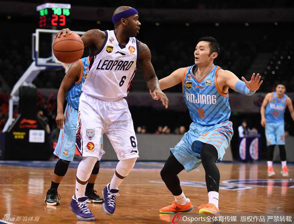 西热力江在三分线外果断出手，防守球员虽全力扑防却为时已晚，皮球在空中划过一道属于他标志性的高弧度轨迹。