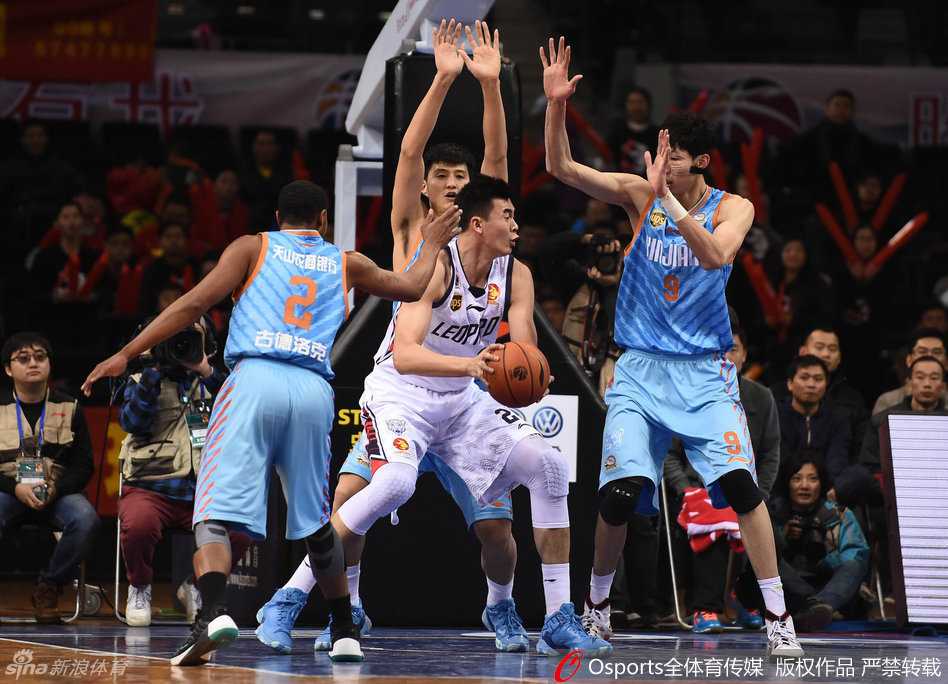 新疆队外援布莱切持球面对防守，他那堪比锋线的运球技术和庞大的身躯形成巨大反差，准备用节奏变化来一次招牌式的面筐进攻。