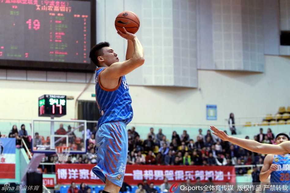 八一队内线核心邹雨宸在禁区高高跃起，如同筑起一道空中长城，顽强地干扰了对方外援布莱切的投篮，展现了年轻一代铁军的强硬姿态。