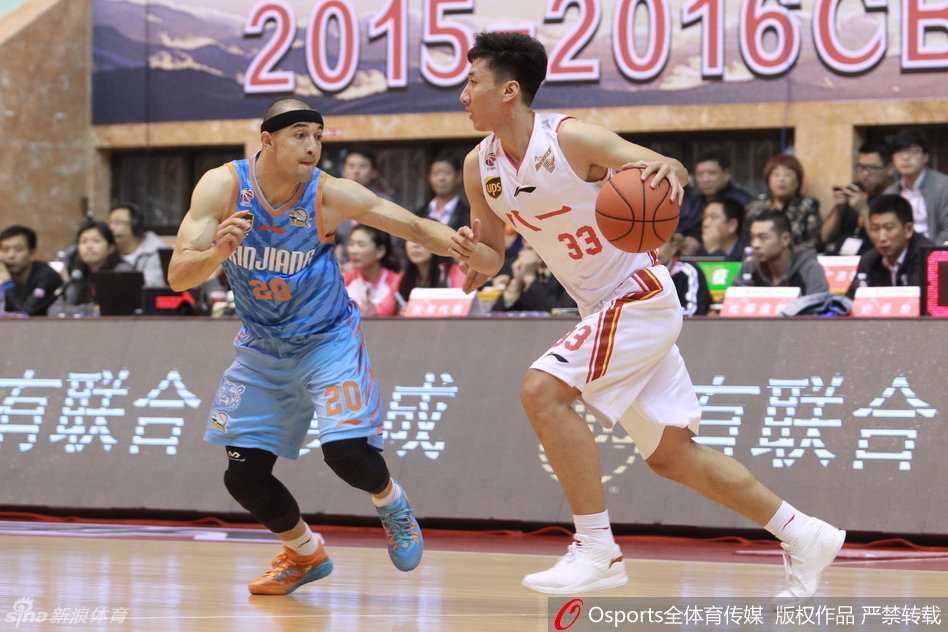 在队友的掩护之下，新疆队锋线尖刀李根在外线果断出手，篮球划过一道完美的弧线直钻网窝，他的大心脏投射能力令对手的防线顾此失彼。