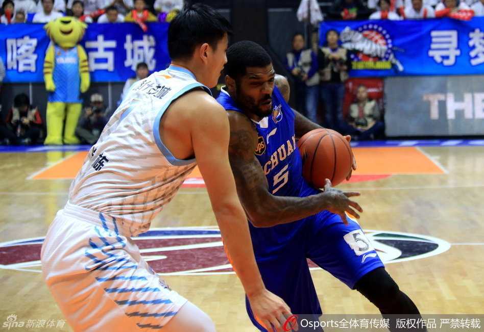 哈达迪泰山压顶般杀向内线，巨掌开路犹如推土机碾过禁区，防守者面露难色