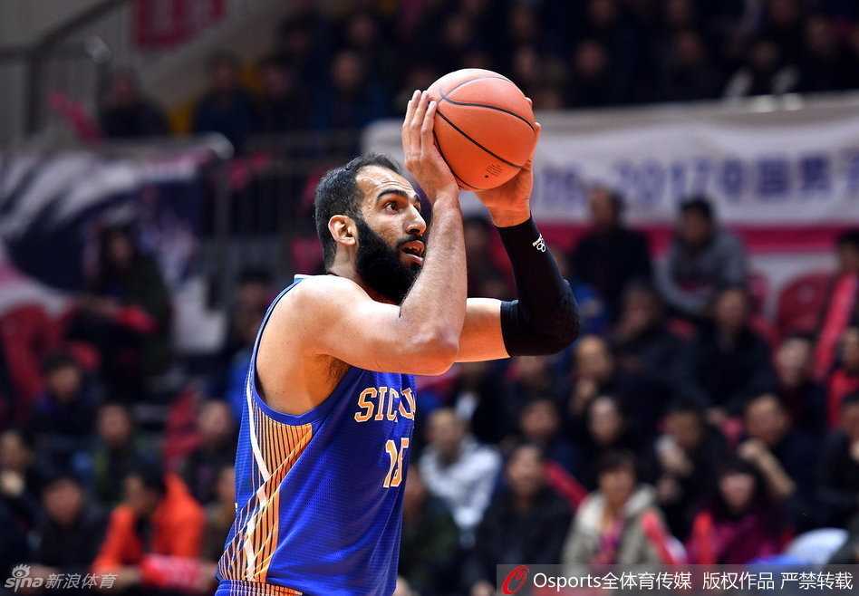 孙桐林奋力跃起与哈达迪拼抢篮板，肌肉紧绷眼神坚定，篮下瞬间迸发力量