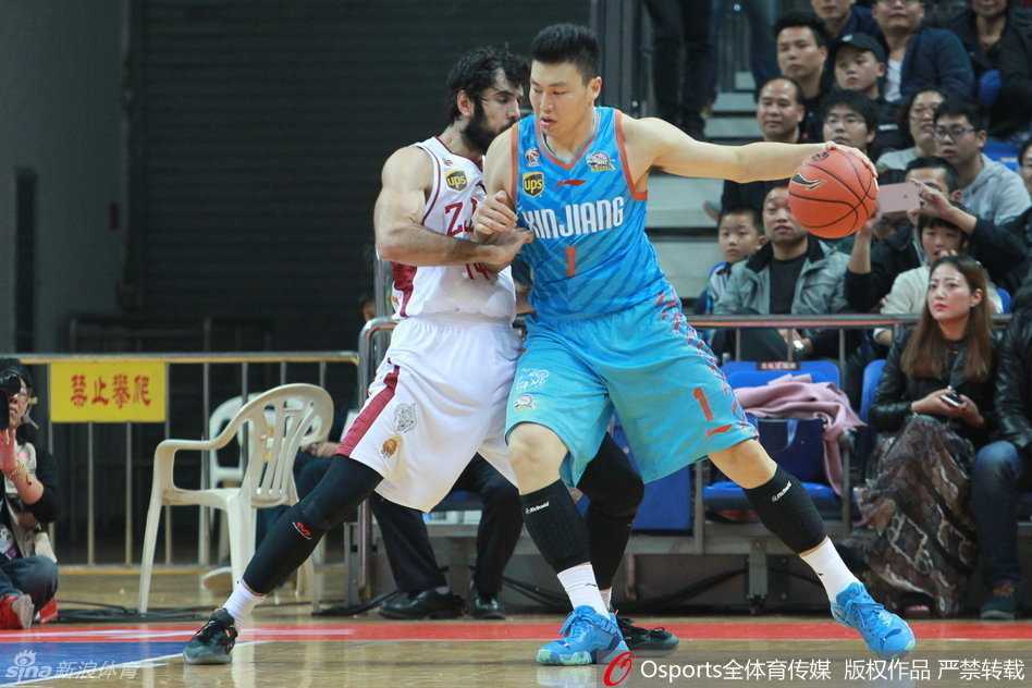 疆浙大战风云录:西热力江的血性与布拉切的巨人身姿 李根满脸通红,情绪激动地冲着场边的裁判大声质问,手臂夸张地挥舞着,为刚才那次被忽略的犯规讨要说法。