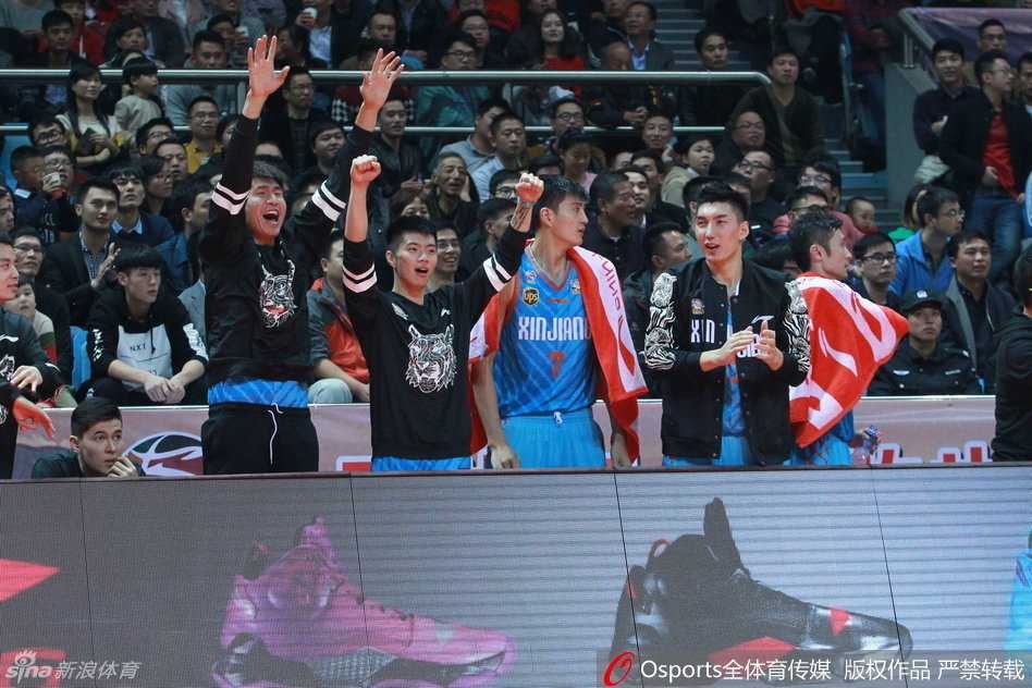 疆浙大战风云录:西热力江的血性与布拉切的巨人身姿 李根持球强行突破,面对周琦遮天蔽日的长臂封堵依然坚决起跳,两人在空中形成激烈对抗,而裁判的哨声似乎并未及时响起。