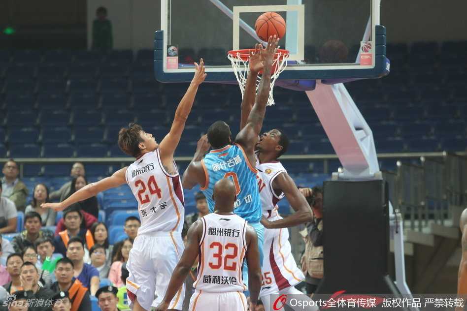 周琦篮下高举高打，面对浙江队年轻内线的封盖，他用一记轻松的勾手将球送入篮筐，为新疆队稳住阵脚。