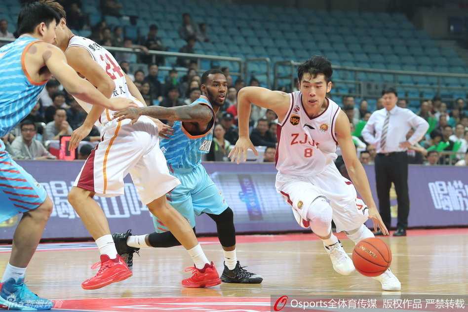 威利-沃伦试图突破新疆队的层层防线，他一个加速变向过掉第一名防守者，但立刻就有第二名新疆球员补防到位，他的上篮路线被完全封堵。