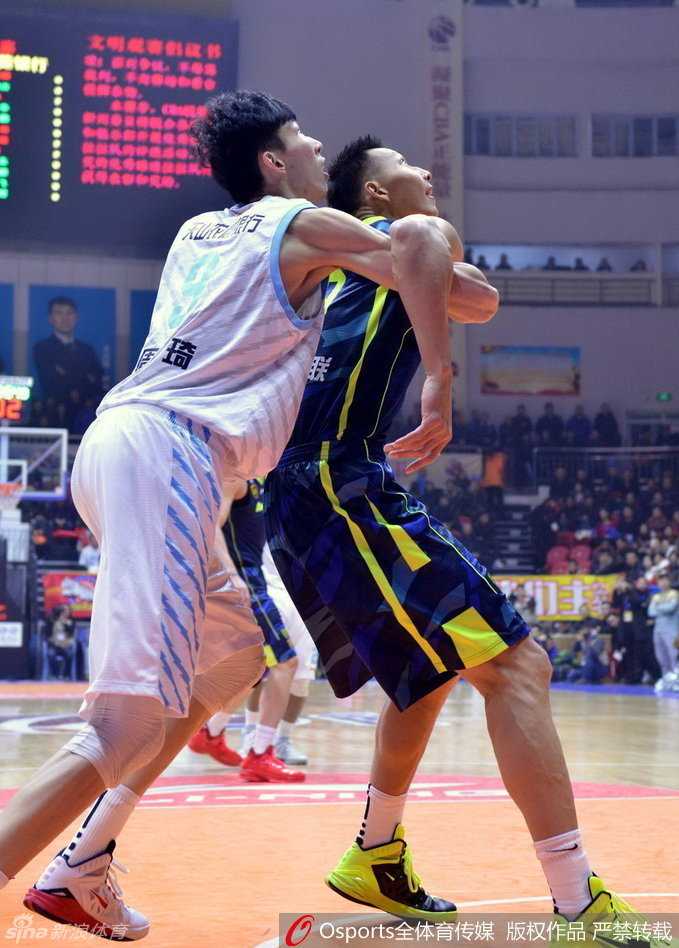 王仕鹏持球瞬间如紧绷的弓弦，面对包夹毫无惧色，连续交叉步运球后猛然炸球起步，誓要撕裂新疆队的层层防线。