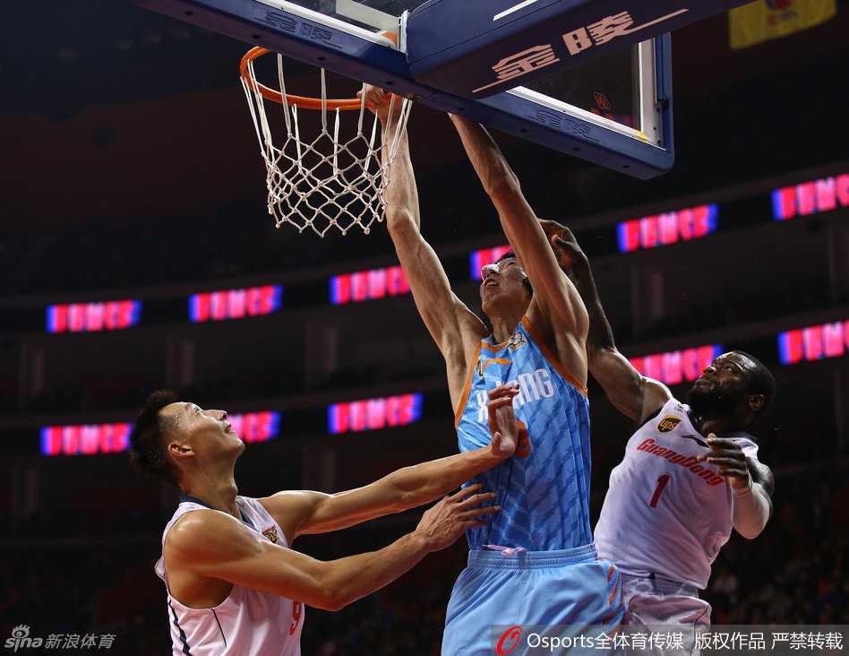 在一次进攻中，易建联面对防守直接干拔跳投，动作一气呵成，眼神中透露出必胜的信念与坚毅。