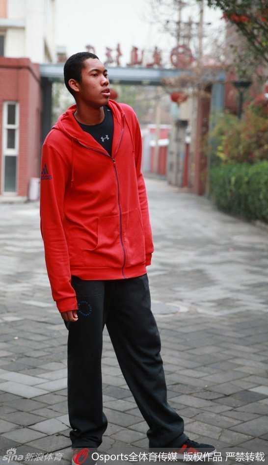 国青队内对抗赛中，丘天在内线卡位要球，尽管防守球员极力干扰，但他依然凭借出色的身体素质占据有利位置