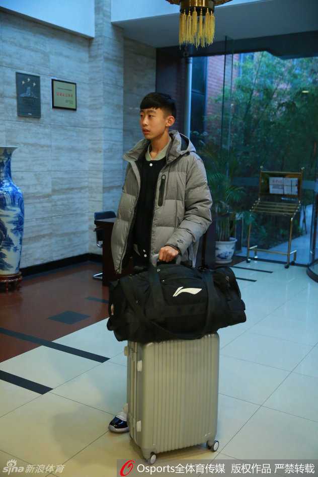 训练场上，丘天在体能教练的指导下进行核心力量训练，汗水湿透了衣衫，他咬紧牙关坚持，展现出超越年龄的坚韧