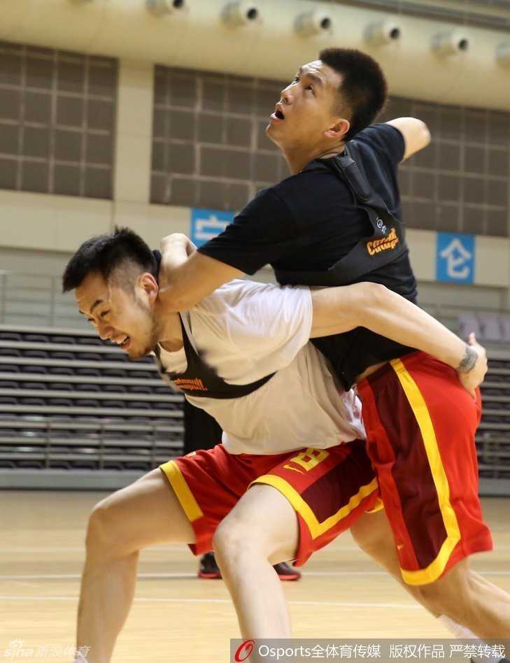 李慕豪张开长臂硬扛邹雨宸的背身单打，肌肉碰撞的瞬间能感受到内线搏杀的残酷，两人额头都渗出了细密的汗珠