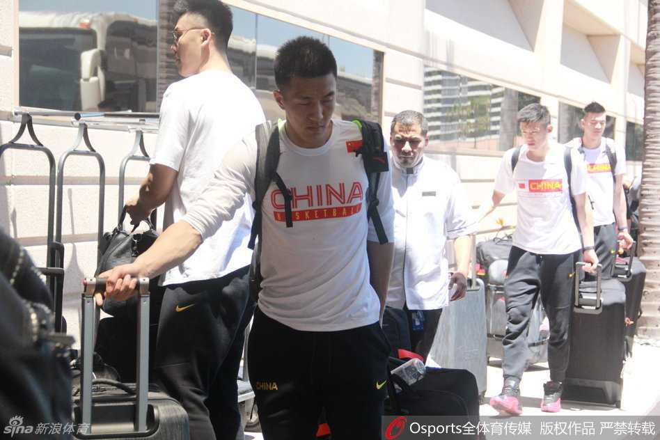 直击男篮抵美:阿联轻松写意,周琦略显疲惫开启最后热身 后卫睢冉在队伍中神情专注,坚毅的目光预示着他在防守端将全力以赴,为球队注入强硬因子。