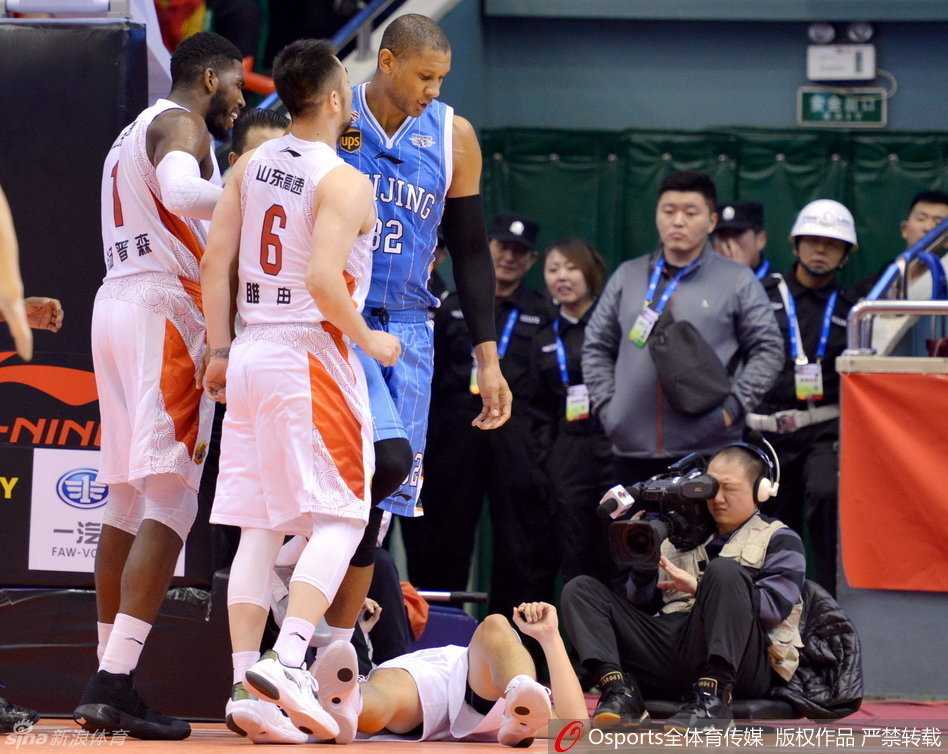 莫里斯持球强攻，睢冉贴身紧逼，两人眼神交汇中已经充满了敌意，空气中弥漫着紧张的气息。