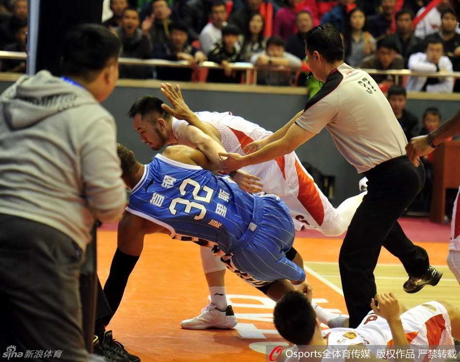 冲突之后，双方球员围拢过来，莫里斯坐在地上仰望裁判，睢冉则被队友拉开，但眼神依旧锐利。