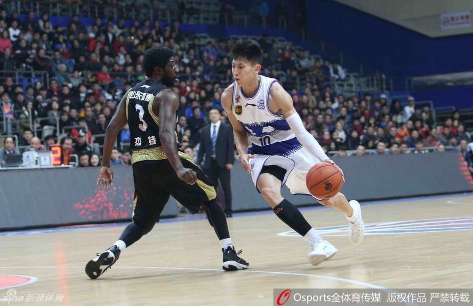 哈达迪与奥登内线激烈卡位，身体对抗火星四溅，伊朗巨塔面露一丝不适但仍全力以赴。