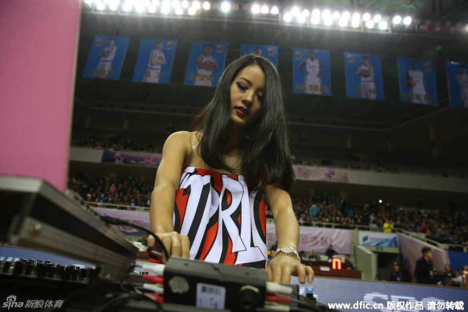神似佟丽娅的江苏主场美女DJ:用节奏点燃CBA赛场 身处喧嚣赛场中央,她依然保持着清新脱俗的气质,一颦一笑间尽显迷人风采,成为镜头追逐的焦点