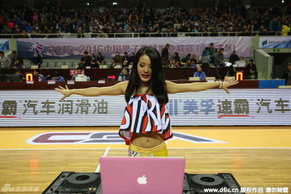 神似佟丽娅的江苏主场美女DJ:用节奏点燃CBA赛场 她安静地坐在DJ台前,手指轻触调音设备,双眸闪烁着温柔光芒,与身后热闹的赛场形成一幅动人的画面