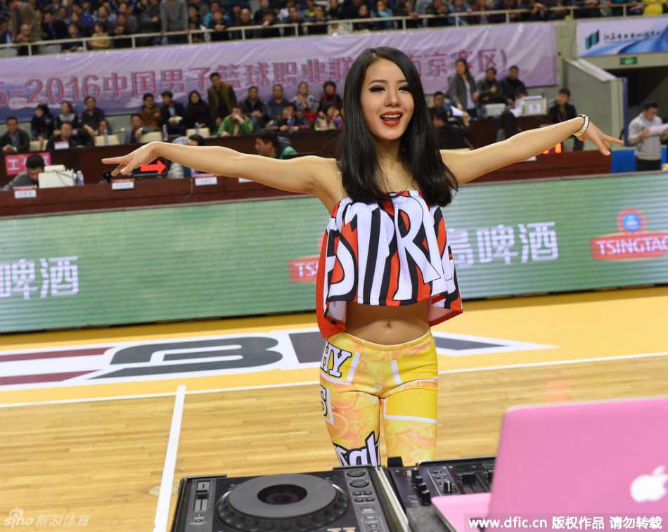 神似佟丽娅的江苏主场美女DJ:用节奏点燃CBA赛场 现场镜头捕捉到她低眉浅笑的温柔瞬间,神似佟丽娅的五官在柔和光线下更显精致,迷人气质展露无遗