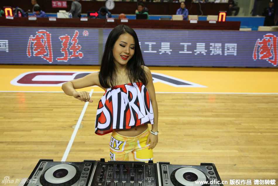 神似佟丽娅的江苏主场美女DJ:用节奏点燃CBA赛场 DJ台前的她微微侧身,双眸深邃而明亮,脸上带着自信迷人的微笑,仿佛在用眼神与全场观众进行无声的交流