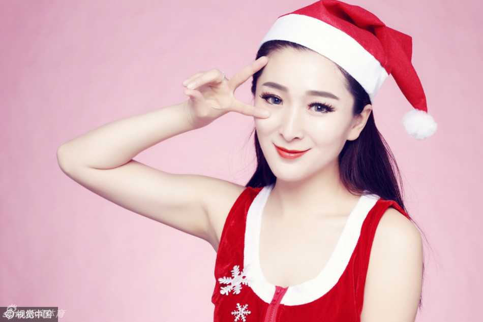 禁赛阴影后的华丽蜕变:山西篮球宝贝圣诞写真重燃热辣活力 热辣的圣诞装扮完美勾勒出啦啦队员的曼妙身姿,她手持金色啦啦花,眼神中透着一丝自信与性感,在红色背景的映衬下,宛如一份等待拆封的节日礼物。