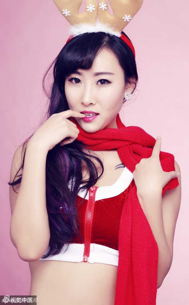 禁赛阴影后的华丽蜕变:山西篮球宝贝圣诞写真重燃热辣活力 圣诞公主们集体亮相,她们摆出可爱的队形,有的挥舞彩球,有的俏皮比心。满屏的大长腿和热情洋溢的笑容,构成了一幅充满活力与温馨的节日画卷,预示着她们将以全新姿态闪耀赛场。