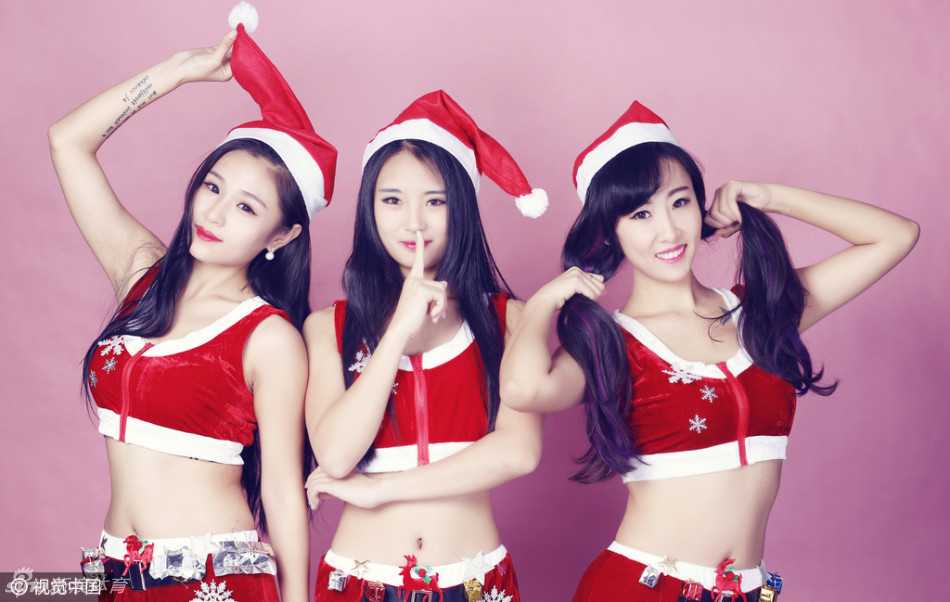 禁赛阴影后的华丽蜕变:山西篮球宝贝圣诞写真重燃热辣活力 这位篮球宝贝展现出性感出镜的一面,贴身剪裁的圣诞裙装凸显其玲珑曲线,她手举写着心愿的卡牌,脸上洋溢着灿烂的笑容,仿佛在祈愿未来的赛场充满和平与精彩。