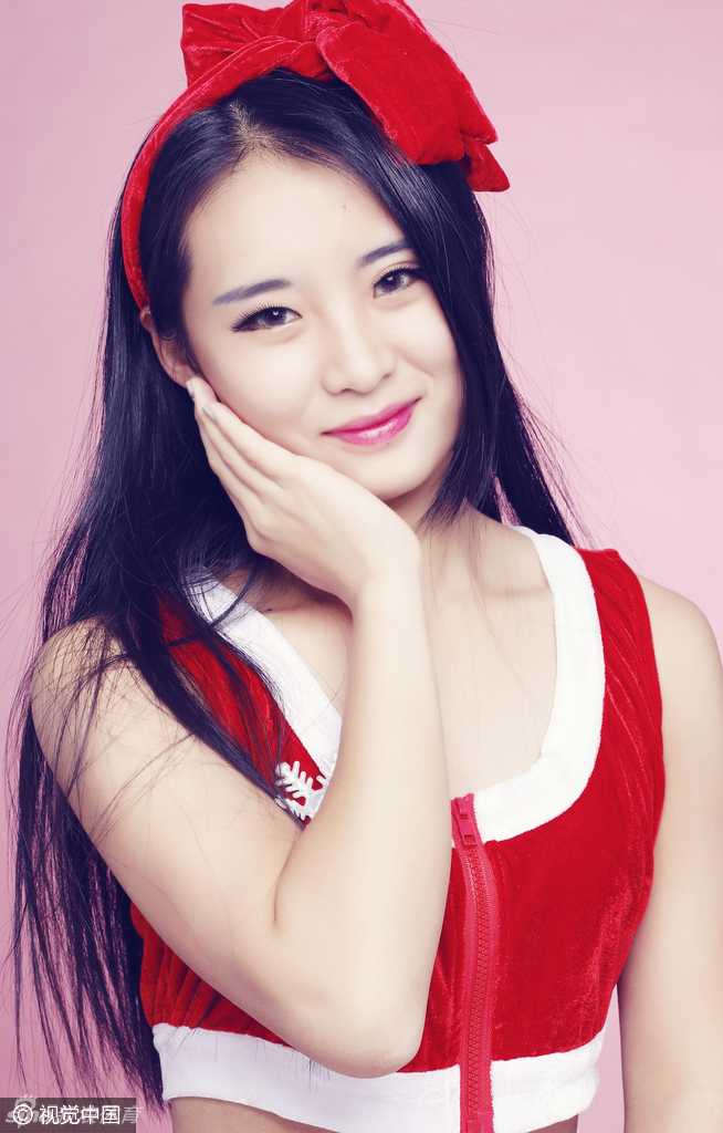 禁赛阴影后的华丽蜕变:山西篮球宝贝圣诞写真重燃热辣活力 镜头拉近,这位啦啦队员的五官显得尤为精致。她头戴红色圣诞帽,手捧小巧的圣诞树装饰,眼神温柔而明亮,甜美笑容中蕴含着历经风波后的从容与坚定。