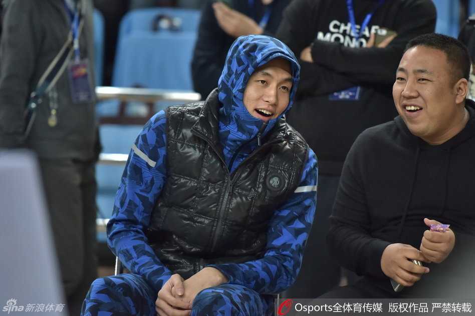 秋日暖阳下的球场童趣:郭艾伦热身赛“全副武装”吃糖记 郭艾伦将羽绒服的帽子紧紧戴在头上,拉链拉到最高,整个人只露出一张脸,他轻轻撕开棒棒糖的包装纸,动作里透着几分迫不及待,仿佛一个在冬天偷偷享受零食的孩子。