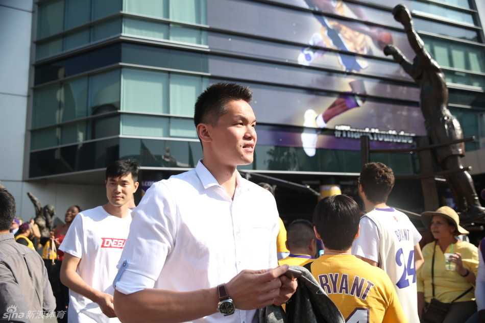 科比谢幕战六十光年,王仕鹏朱芳雨送别传奇,万人空巷只为一人 人来人往的斯台普斯中心通道里,王仕鹏低头沉浸在手机中的科比世界里,朱芳雨则跟在身后,两人即将走进那座无数球星战斗过的球馆。