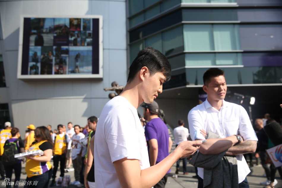 科比谢幕战六十光年,王仕鹏朱芳雨送别传奇,万人空巷只为一人 密密麻麻的球迷留言墙上,一条用黑色马克笔写下的“科比,谢谢你”格外醒目,旁边还画着湖人队的标志,字里行间透露出不舍与祝福。