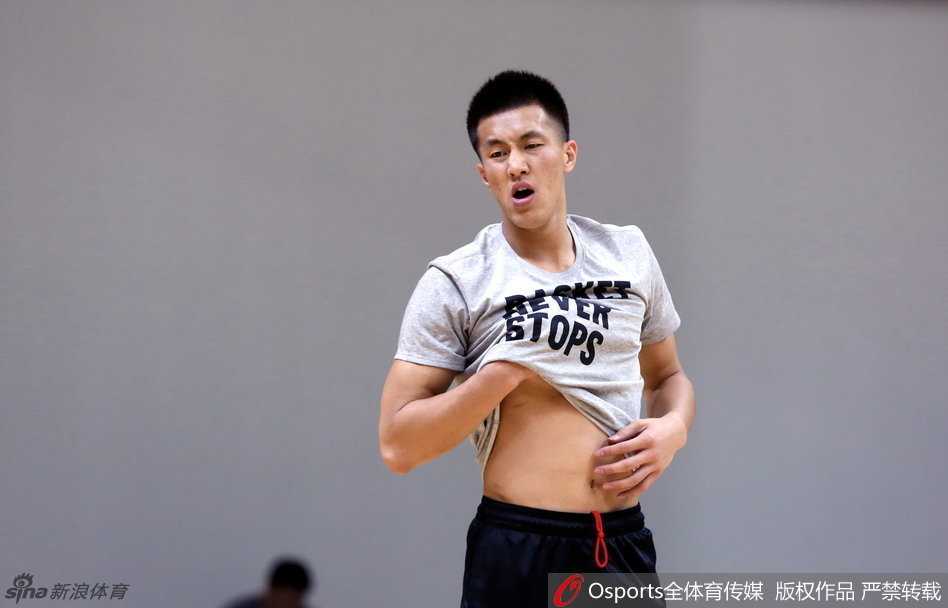 秣马厉兵北仑,中国男篮众将以最佳状态冲刺里约奥运 锋线悍将李根正在进行赛前的拉伸训练,他神情专注地压腿,每一块肌肉的延展都透露出职业球员对身体管理的极致追求。