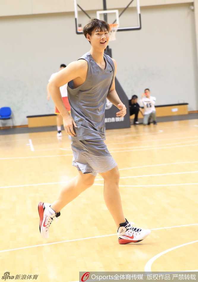 秣马厉兵北仑,中国男篮众将以最佳状态冲刺里约奥运 郭艾伦在双手运球练习中目光如炬,球感娴熟,健硕的手臂肌肉在控球节奏中展现出力量与美感的完美结合。