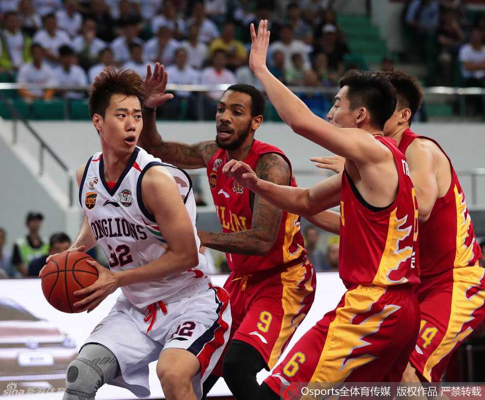 穗吉战报:禁区搏杀与致命失误,演绎篮球激情一夜 巴赫拉米如尖刀般强行突破三人组成的包围网,在失去平衡的瞬间仍用柔和的手感将球抛向篮筐,眼神中充满了波斯铁骑的坚韧