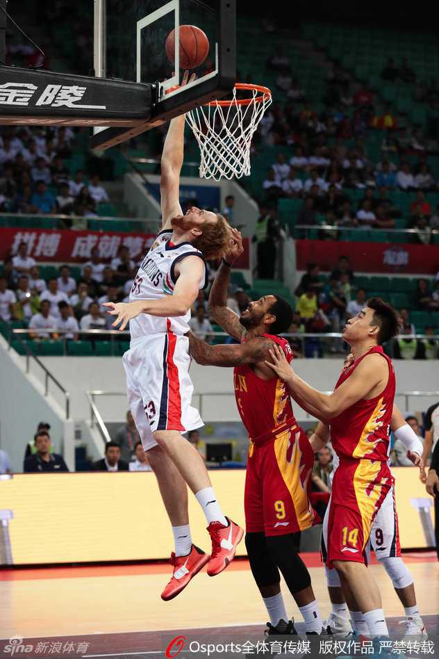 穗吉战报:禁区搏杀与致命失误,演绎篮球激情一夜 在皮球即将飞出边线的瞬间,一名球员奋力扑出,单手将球捞回场内,自己则重重摔倒在地,用奋不顾身的救球诠释着对胜利的渴望