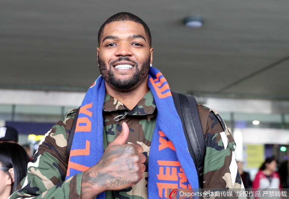 空降成都的“鹰王”与他的温暖首秀 约什·史密斯在酒店大堂遇见队友哈达迪,他像个小兄弟一样跟在哈达迪身后,脸上带着谦逊的笑容,两人正低声交流着什么。