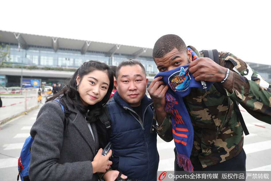 空降成都的“鹰王”与他的温暖首秀 赛后,约什一手抱着女儿,一手搂着妻子,在球场中央享受着属于他们的家庭时光,女儿怀里依然抱着那只象征成都记忆的熊猫玩偶。