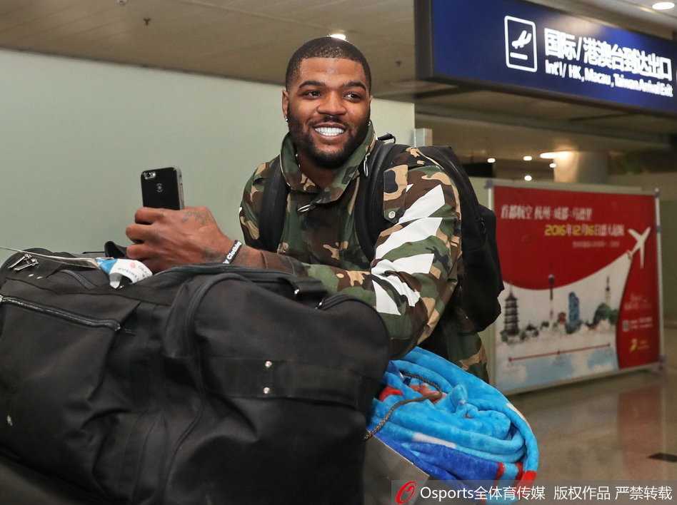 空降成都的“鹰王”与他的温暖首秀 约什的妻子亚历桑德里亚静静站在一旁,目光温柔地注视着正在为球迷签名的丈夫,一家三口的温馨氛围在繁忙的机场大厅中弥漫开来。