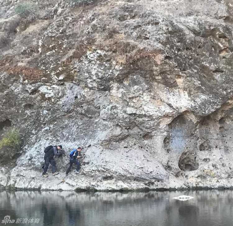 站在食物链顶端的巨人:贝尔递蛆喂姚明,荒野求生上演最强对决 跋山涉水的间隙,贝尔与姚明在山谷间留下了一张珍贵的合影。两人的笑容中都带着一丝疲惫后的释然,身后是壮丽的荒野风光,见证着这段跨越体育与自然的非凡友谊。