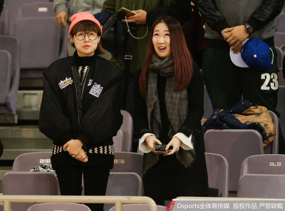 第八轮北控主场惊现明星脸——美女球迷神似邓紫棋 女球迷捂嘴浅笑,羞涩神情被大屏幕捕捉,眼睛弯成两道月牙