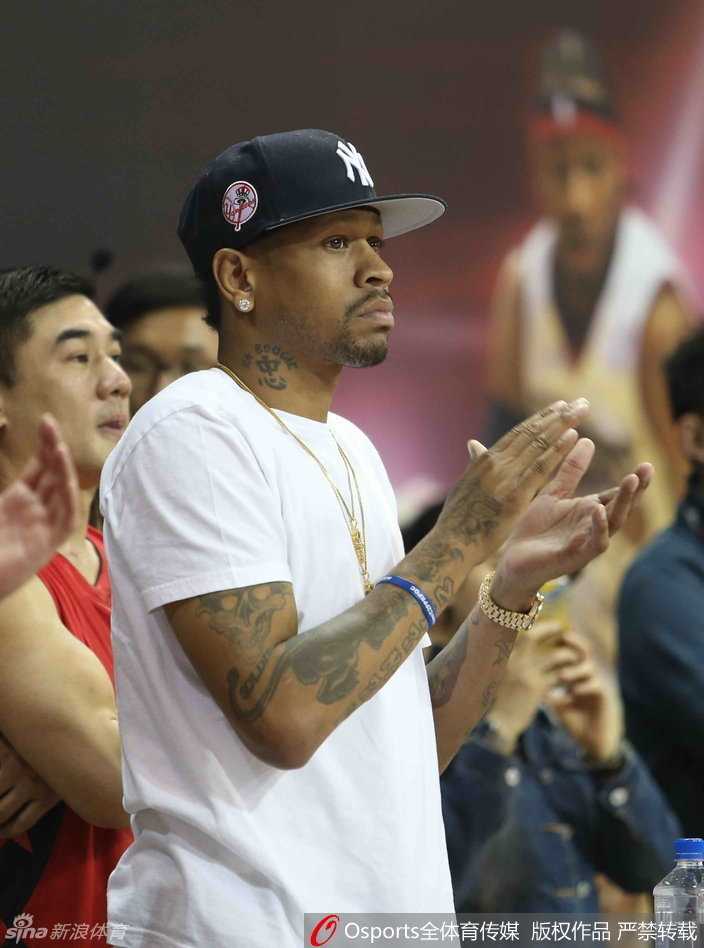 答案归来只为公益 艾弗森挂帅上海慈善赛全记录 鼓舞队员艾弗森在场边拉着球员的手面授机宜认真布置战术