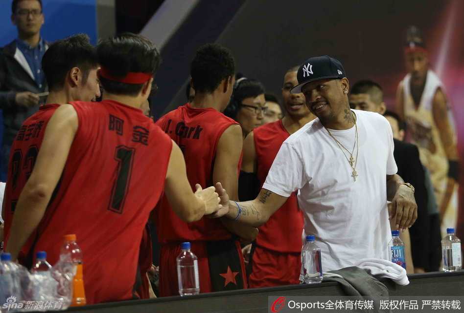 答案归来只为公益 艾弗森挂帅上海慈善赛全记录 全场焦点艾弗森身着黑色休闲装站在场边指挥若定眼神依旧犀利