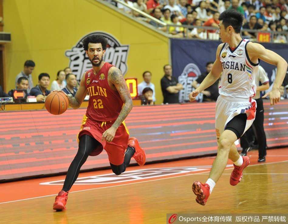 篮下风云录:回望CBA二〇一五季的内线搏杀与激情瞬间 比斯利在对手严密盯防下果断扬手跳投,皮球带着他独有的自信与不羁,在空中划出优美弧线直奔网窝