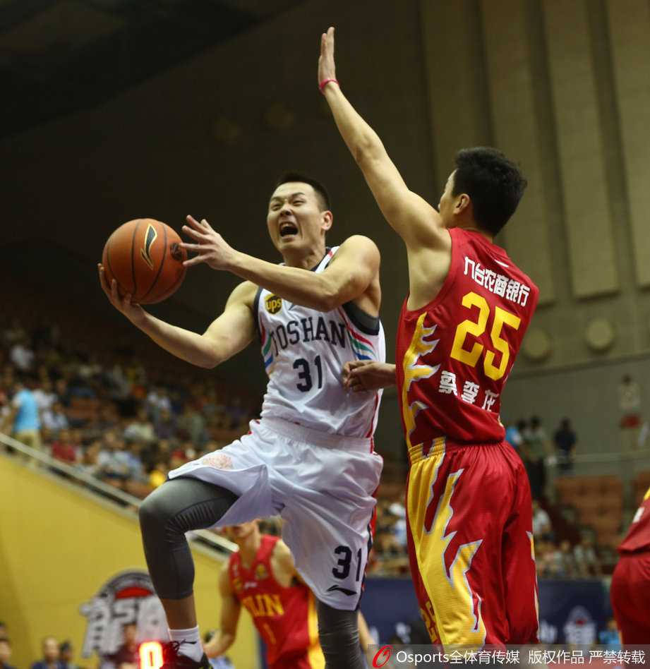 篮下风云录:回望CBA二〇一五季的内线搏杀与激情瞬间 龚松林如飞马踏燕般杀入禁区,面对补防球员高高跃起,身体在空中扭成一张弓,将球顽强地送往篮筐