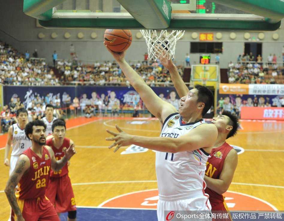 篮下风云录:回望CBA二〇一五季的内线搏杀与激情瞬间 哈里斯持球如旋风般席卷全场,大步流星直插对手腹地,身旁的防守者只能望其项背,徒留一道残影