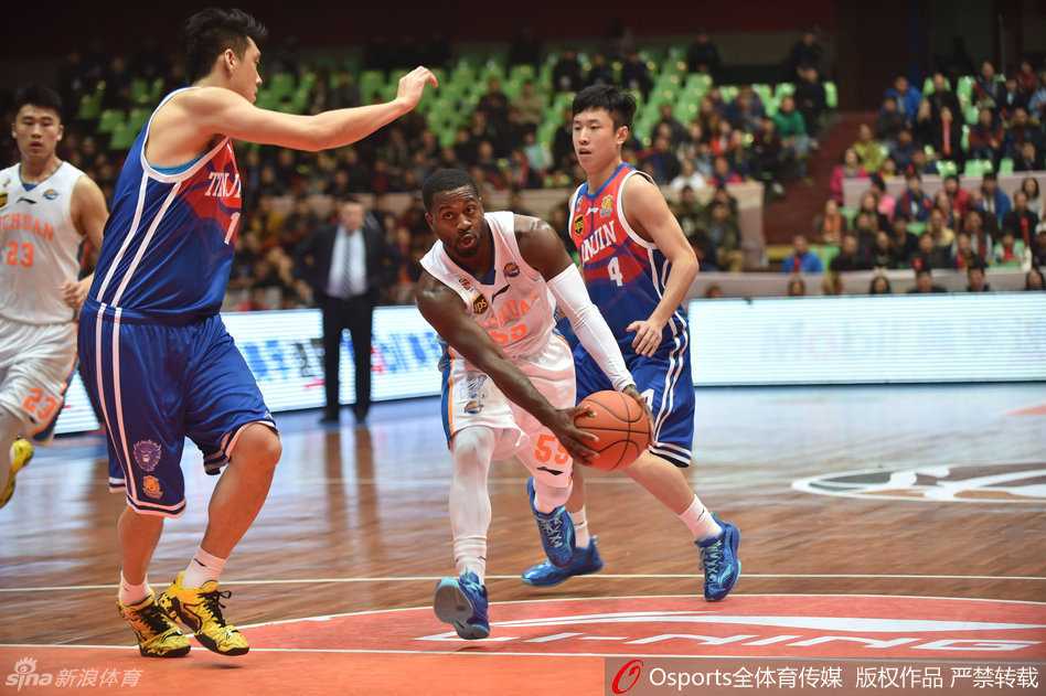 篮坛烽火记忆:那些年我们追过的CBA热血瞬间 上海队外援展现惊人弹跳,头部平框上演势大力沉的单手劈扣挂筐