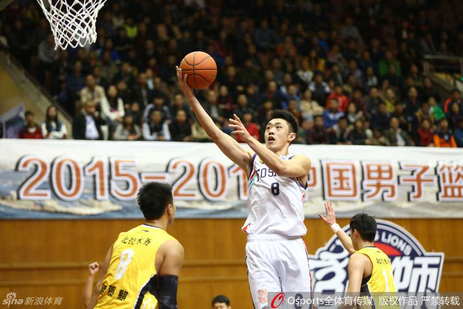 篮坛烽火记忆:那些年我们追过的CBA热血瞬间 青岛队外援邓特蒙持球强行突破,面对防守悍将上演高难度上篮