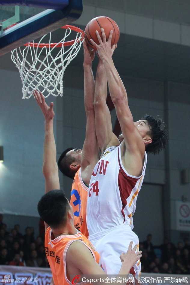 篮坛烽火:那些极致进攻与热血防守 张大宇上篮瞬间遭到迎面阻击,篮球被无情按在篮板上