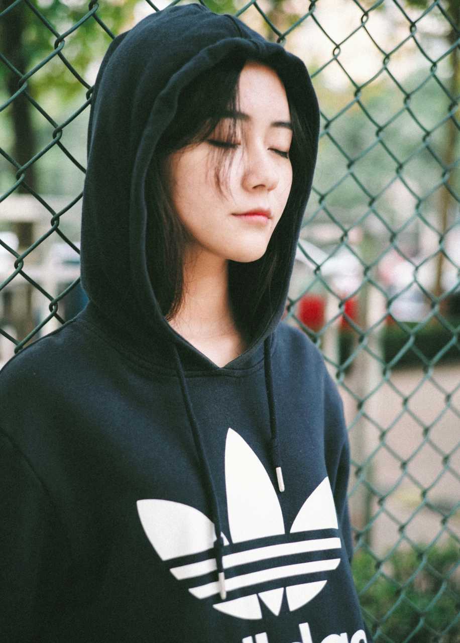 篮球作伴的青春:那个把热爱穿在身上的女孩 扎着马尾的篮球女孩在三分线外跳投,球衣随着动作飘起,脸上带着自信的笑容