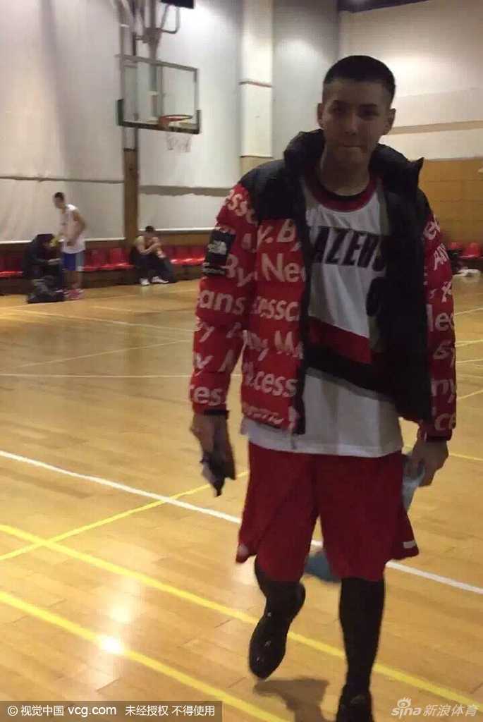 篮球凡·少年心:二零一六沪上球场侧记 吴亦凡抿嘴浅笑神情酷帅,黑衣保镖紧随左右护驾步入球场,气场全开